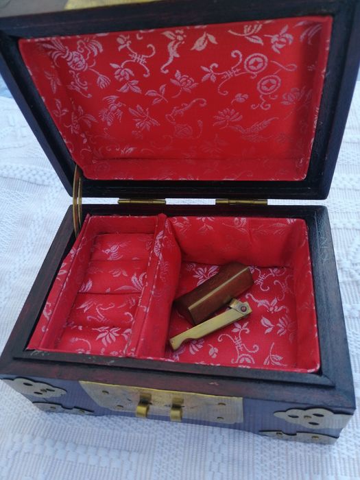 Guarda jóias madeira e aplicação madre perola