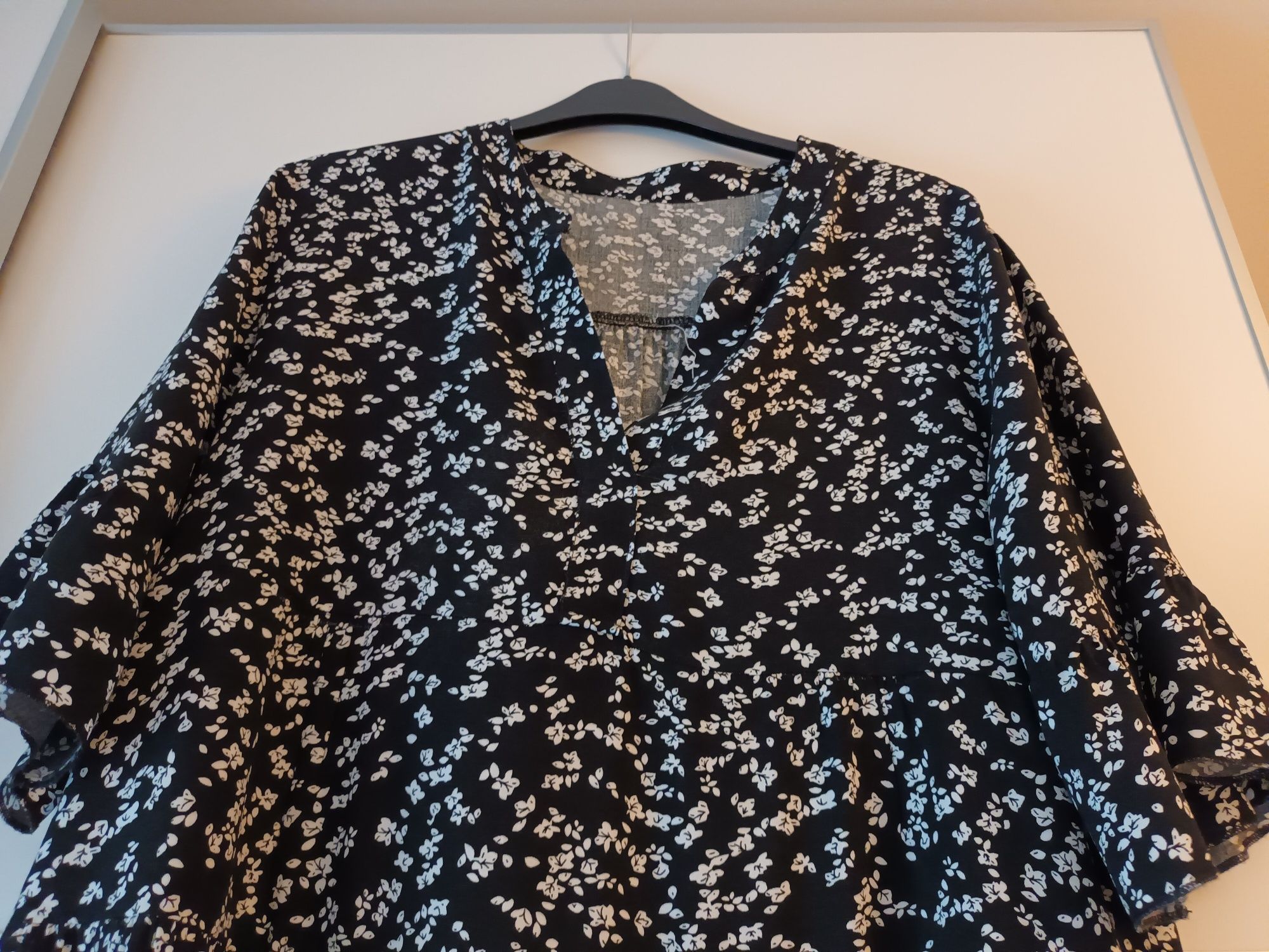 Vestido curto preto com pequenas flores brancas
