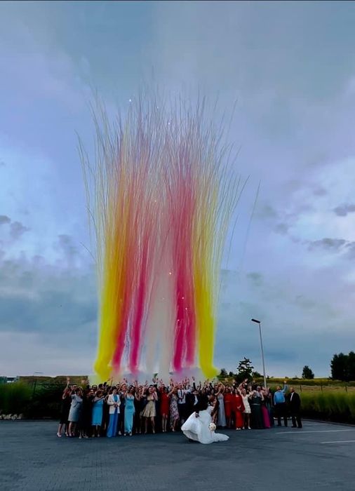 Kolorowy dym mina dymna miny dymne na sesje zdjęcia wesele baby shower