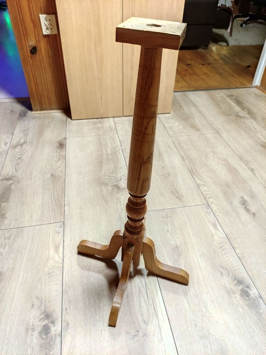 Noga toczona z drewna dębowego, np. na kwietnik lub stolik