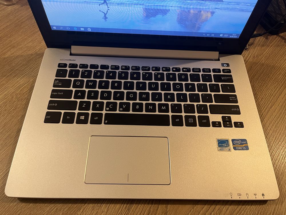Laptop Asus z ekranem dotykowym