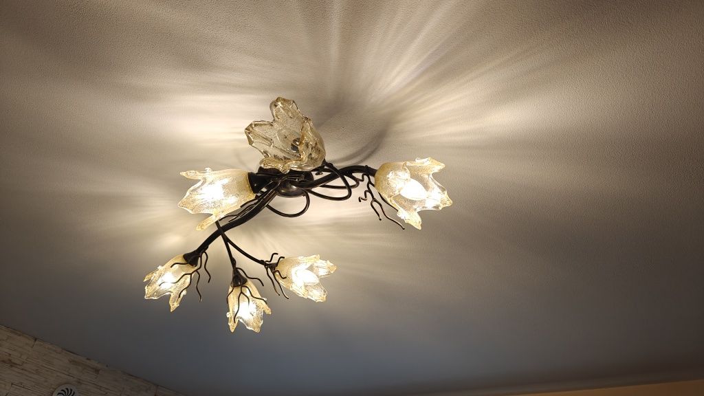 Żyrandol z żarówkami LED.