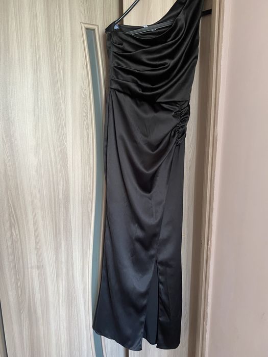 Чарна атласна максі сукня