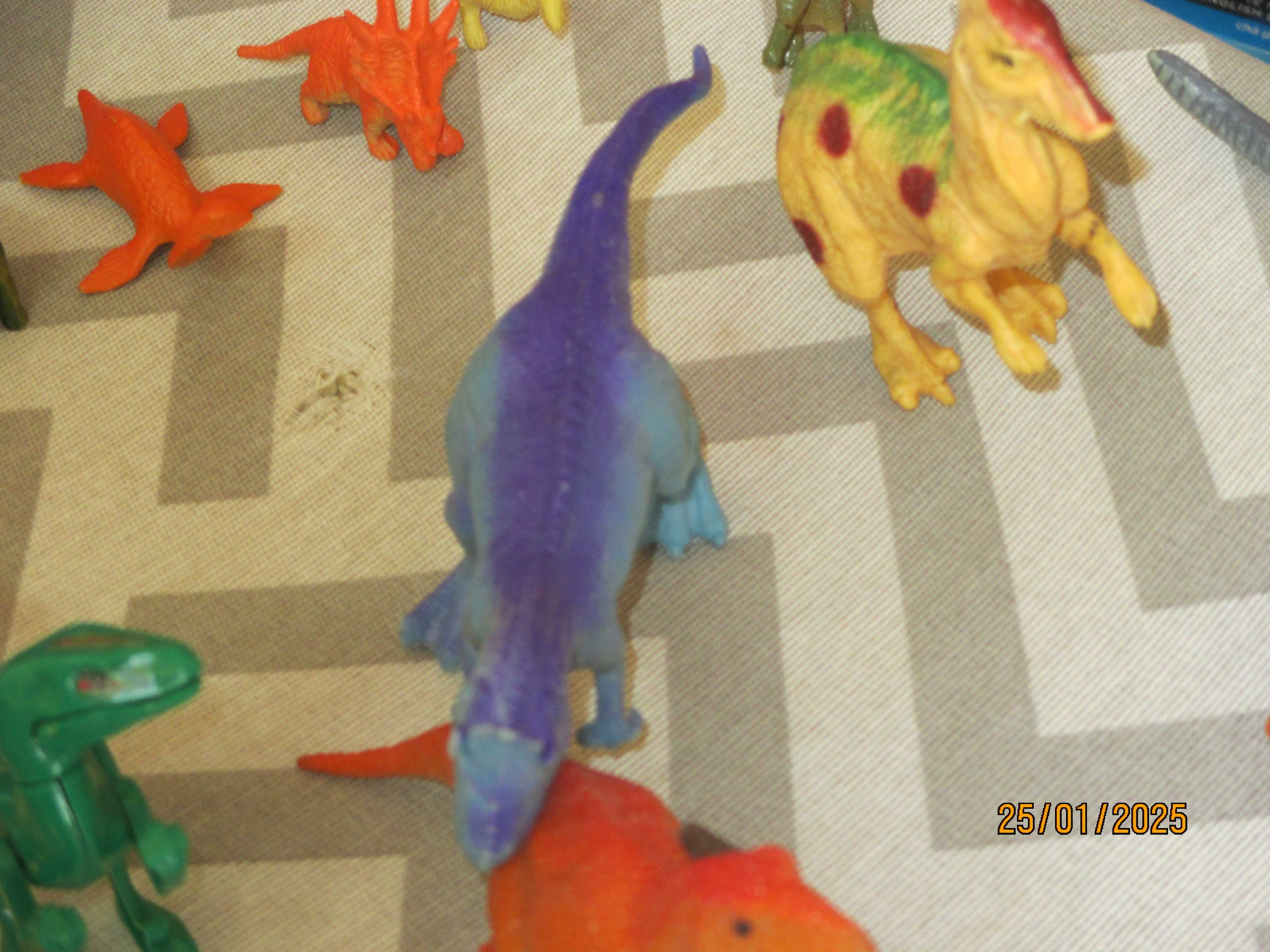Mais de 20 dinossauros em pvc