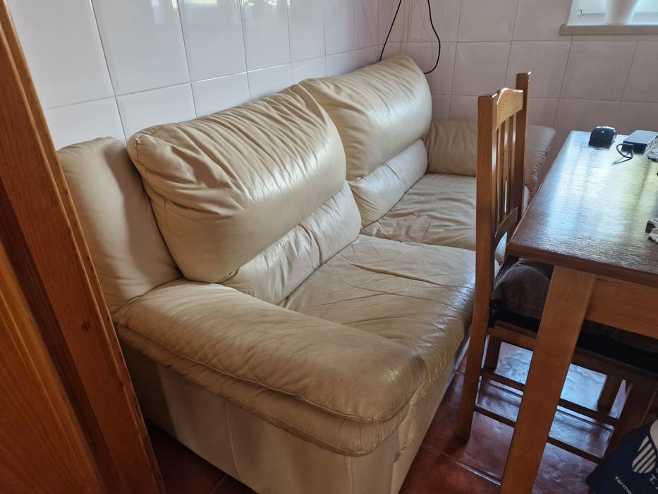 Sofá em pele genuina de cor creme.