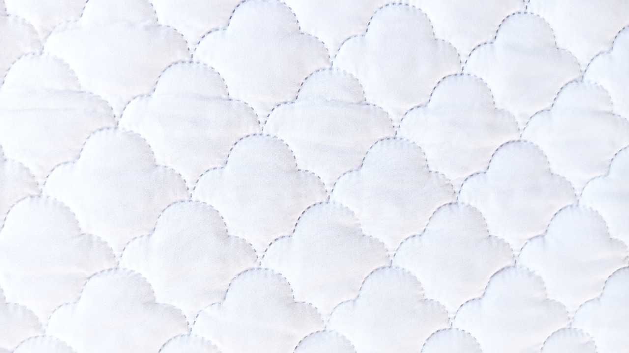 Pikowany ochraniacz na materac z gumami 140x200 KRAINA DOBREGO SNU