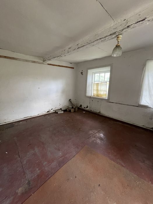 Дом в городе. Узин.Боьшой двор,спокойное место для проживания.