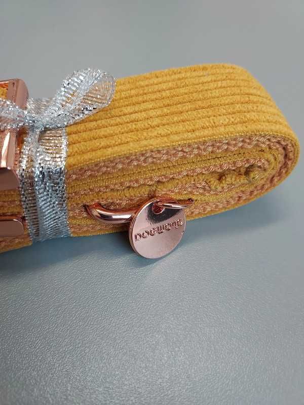 Obroża z muszką M – elegancka, regulowana, ciemnożółty sztruks