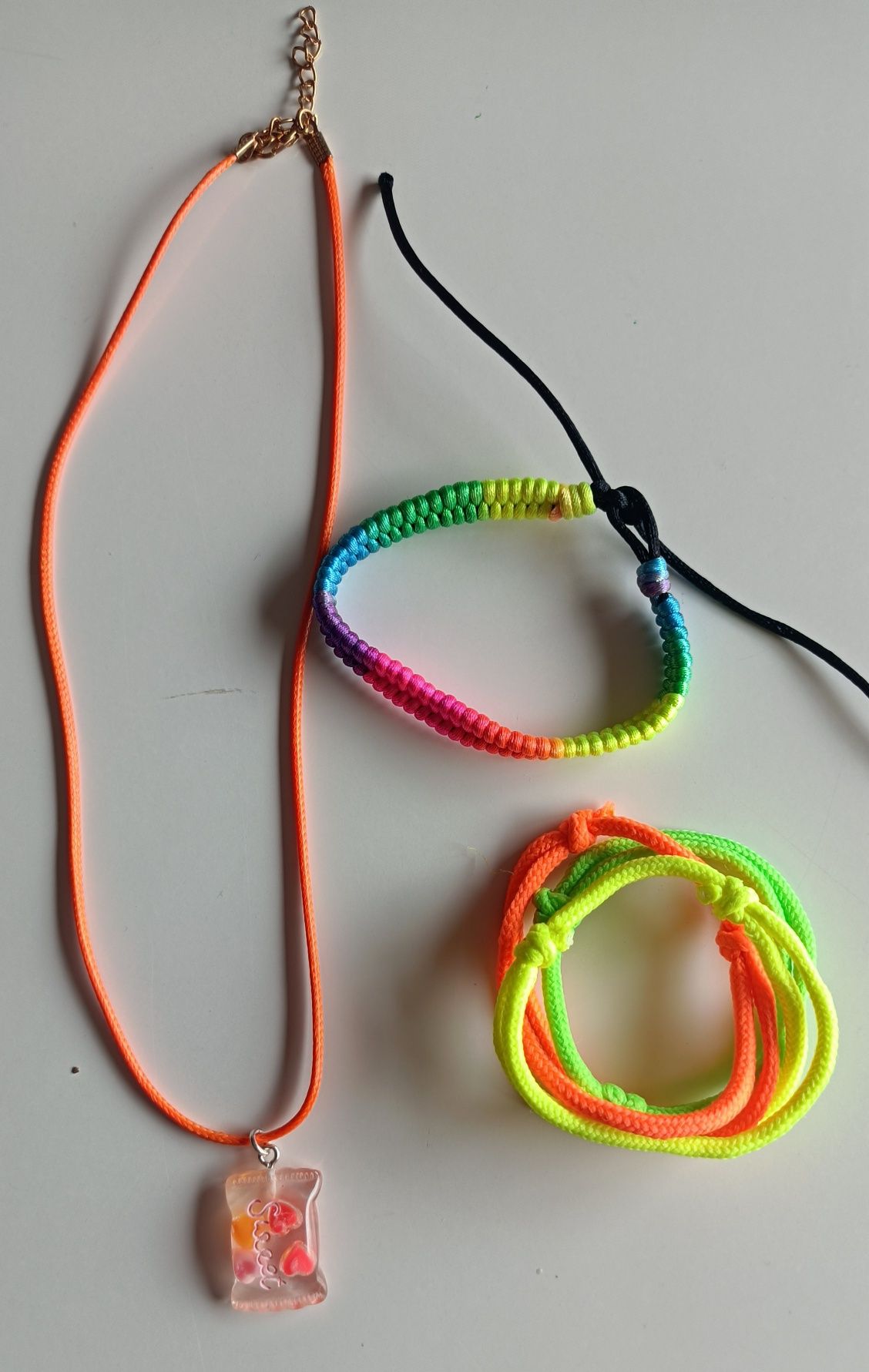Conjunto colar e pulseiras neon