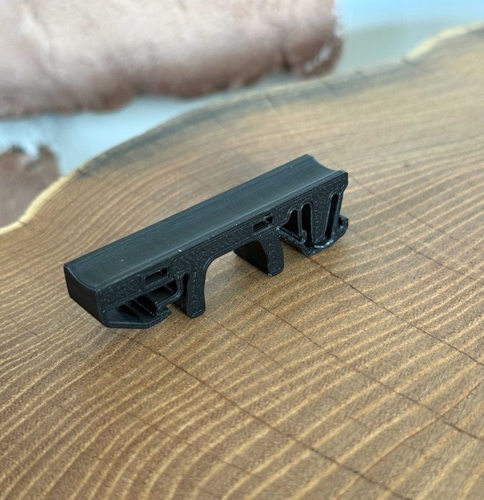 Uchwyt, prowadnica kabla na szynę DIN 35 mm – grubość 12 mm