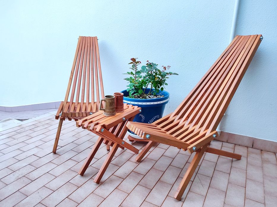 2 espreguiçadeiras e 1 mesa de apoio dobráveis