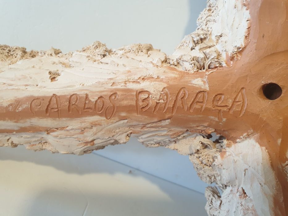 Fantástico crucifixo em cerâmica assinada Carlos Baraça - Barcelos