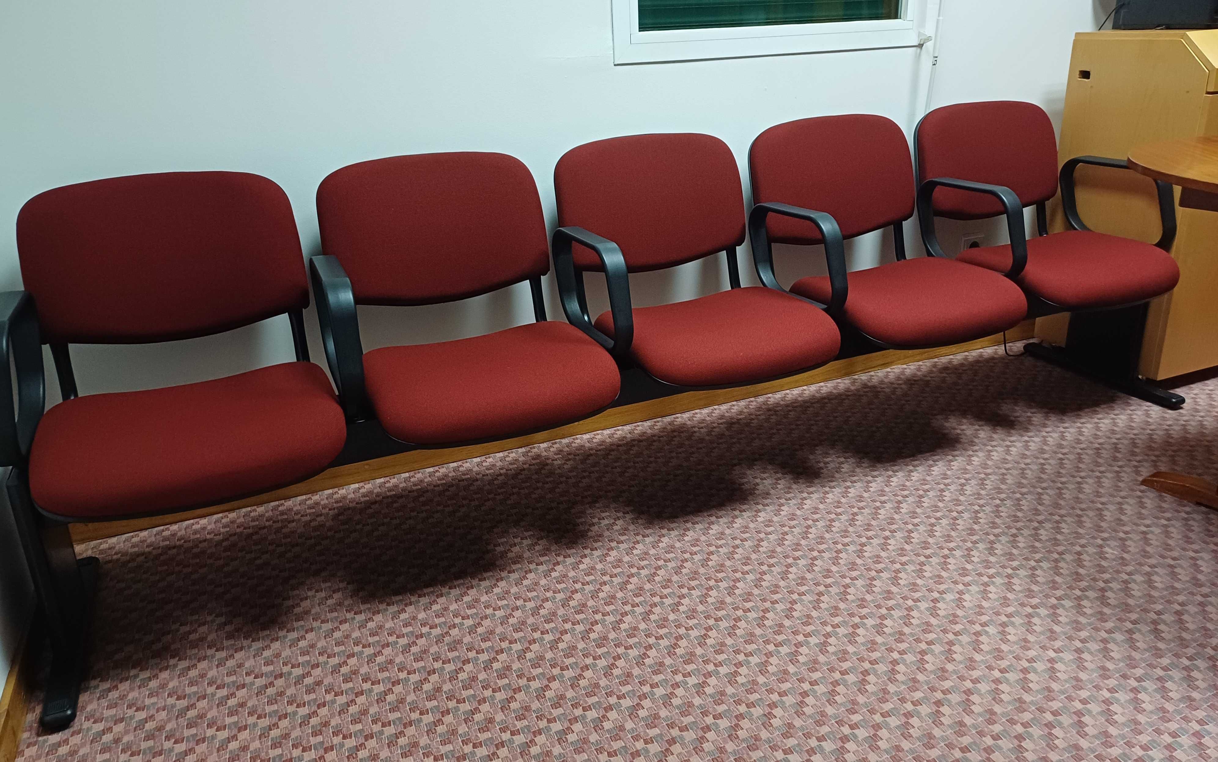 5 cadeiras de auditório com suporte em viga.
