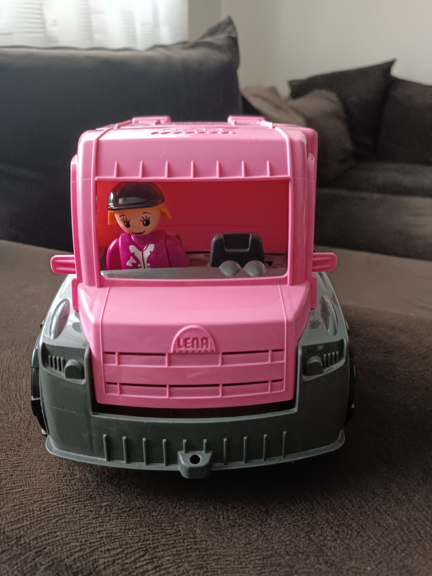 Auto różowe z figurka