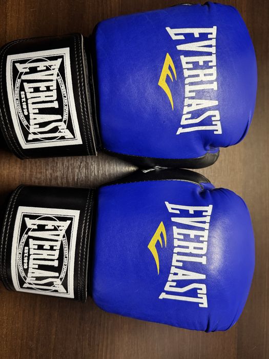 Продам боксерські рукавички Everlast з бинтами – 1050 грн