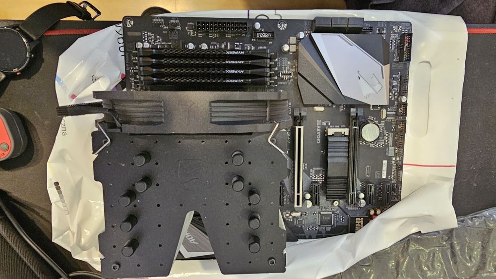 Procesor intel i7 9700k + Gigabyte z390 +32 GB RAM + Fortis 3