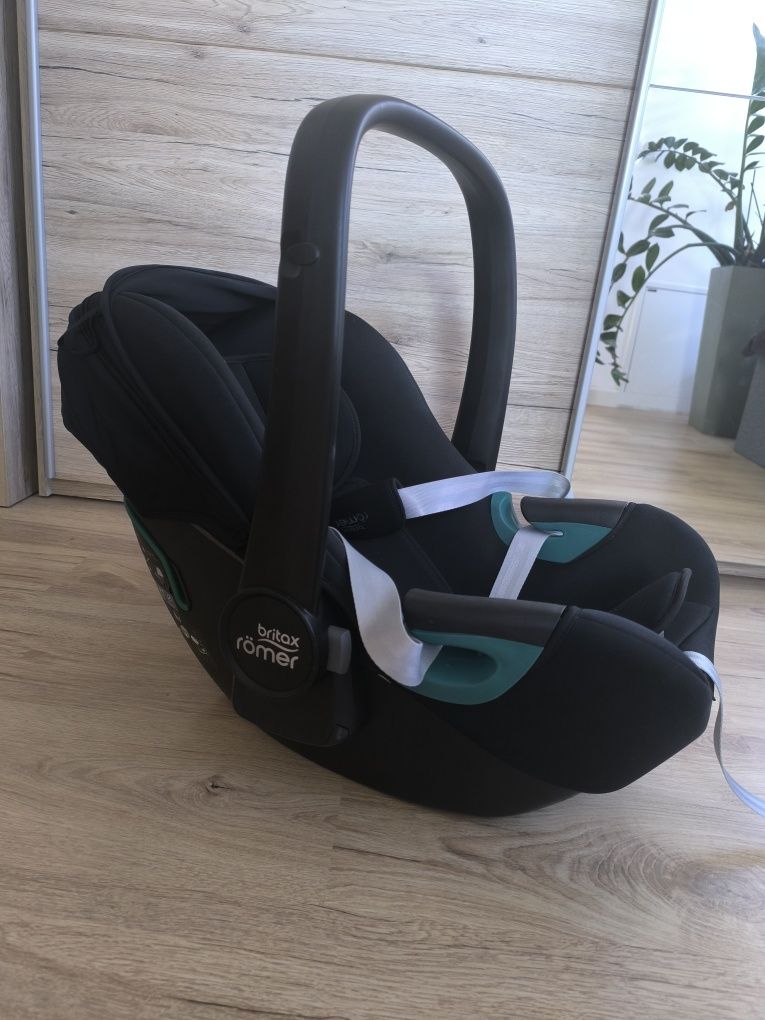 Fotelik samochodowy + baza obrotowa 360 Britax Römer Baby Safe 3 isize