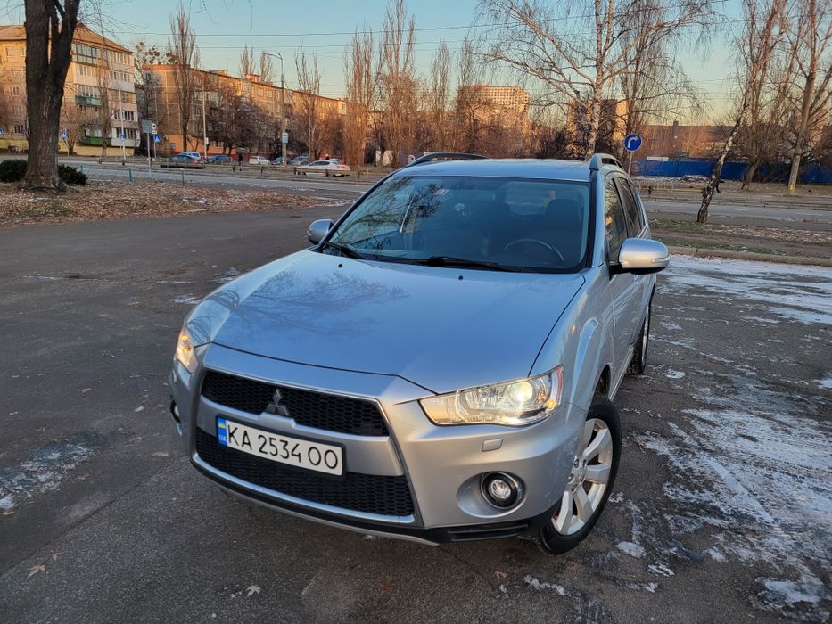 Водій зі своїм автомобілем