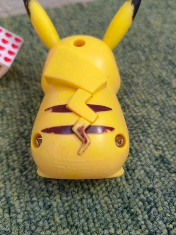 Figura Pikachu Pokémon a segurar livro Oferta do Pikachu Macdonalds