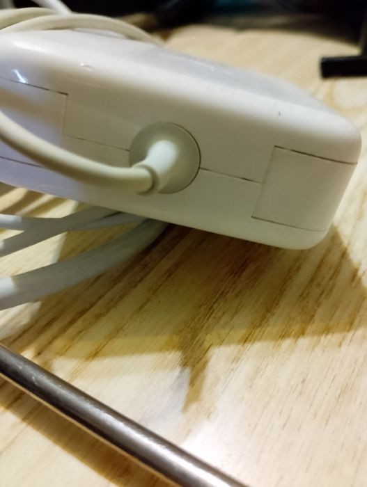 Блок питания для ноутбука Apple.