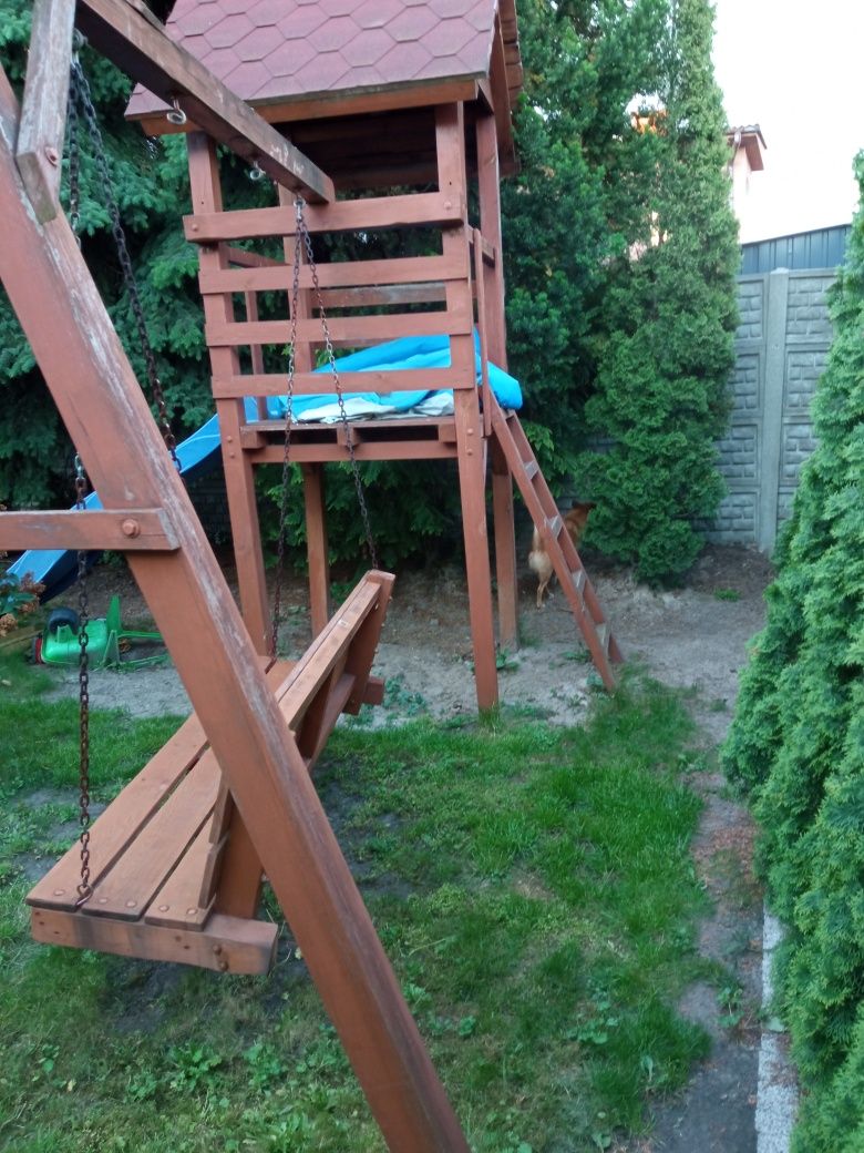 Domek drewniany  huśtawka i zjeżdżalnia