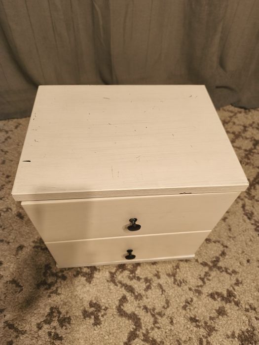 Szafka nocna na nóżkach