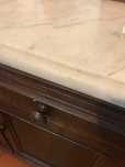 Móvel em castanho com mármore