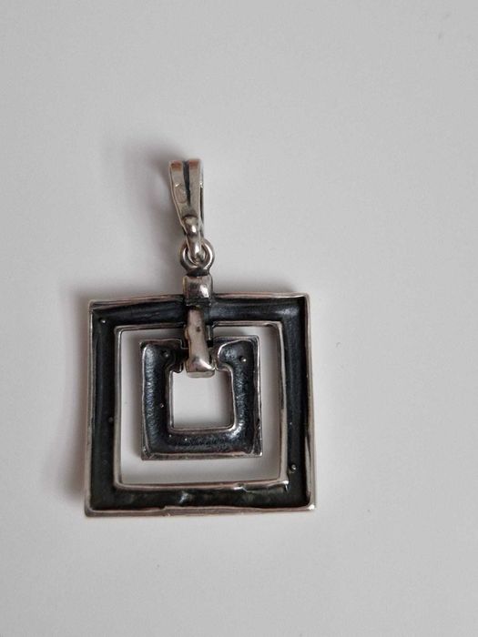 Srebrna zawieszka w kształcie kwadratów