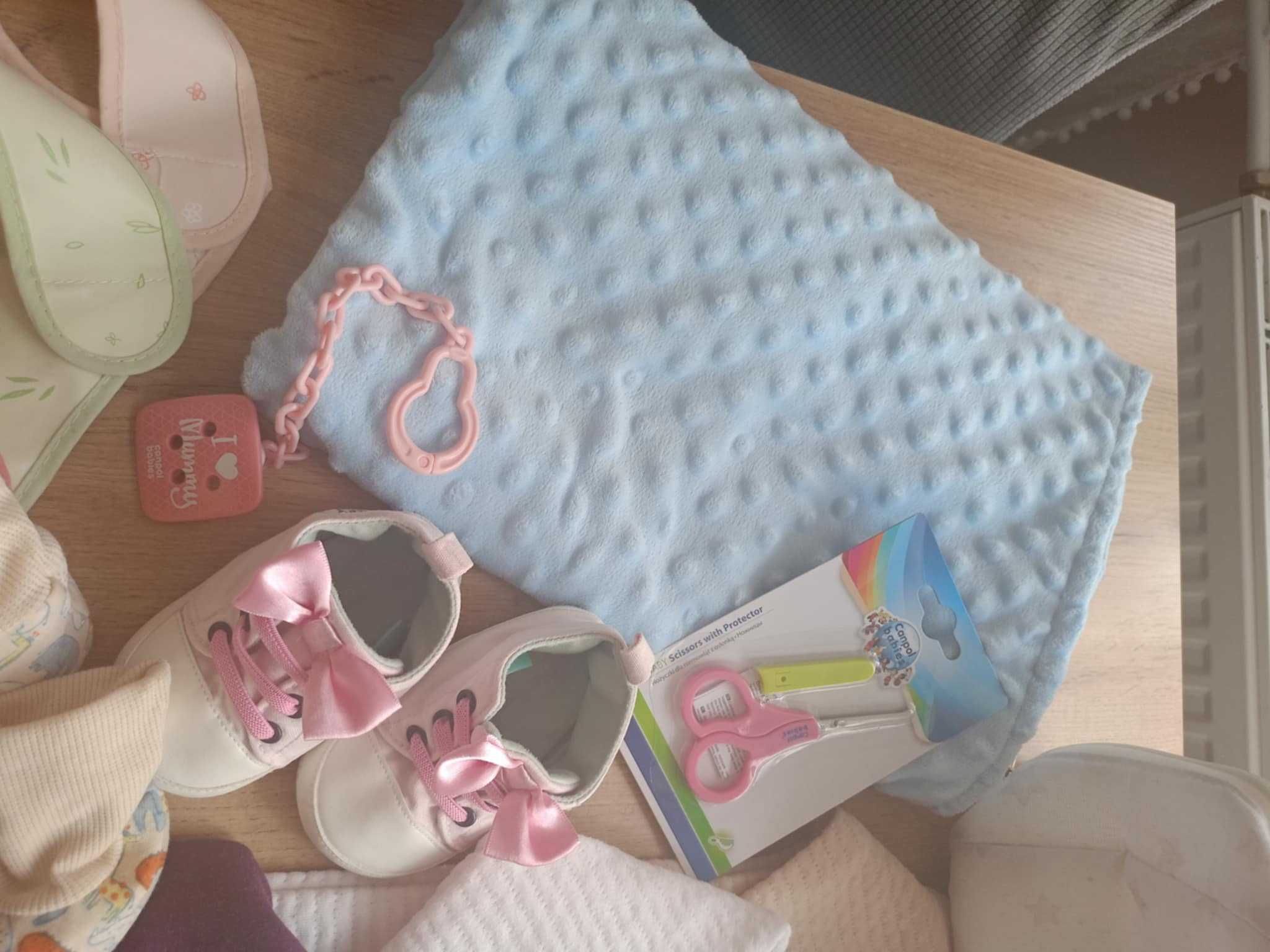 Pełna torba dla niemowlaka , kocyk , bluzy , buciki i inne