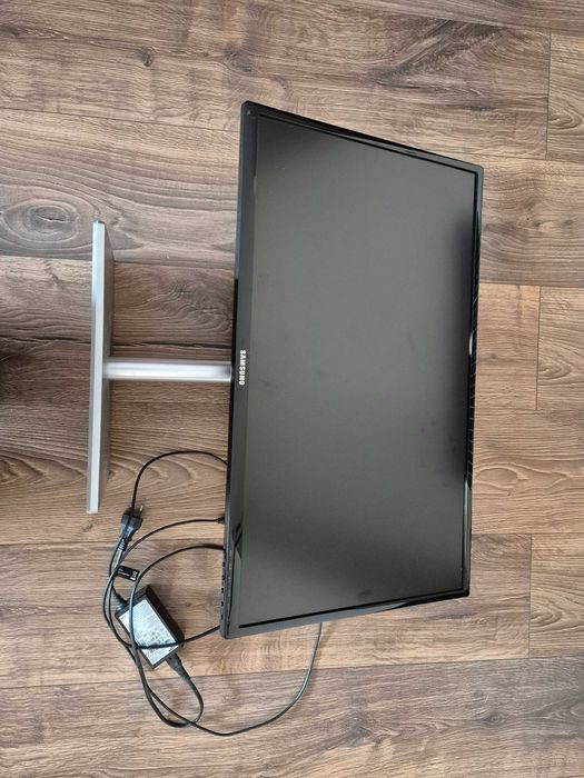 Monitor Samsung  S27C750P z zasilaczem.