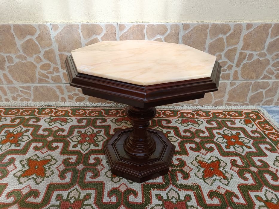 Mesa de centro em madeira com tampo de pedra octagonal