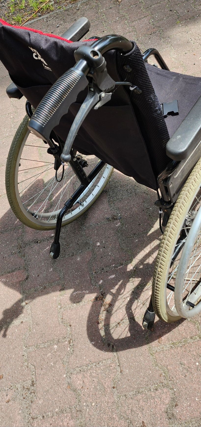 Wózek inwalidzki z hamulcami