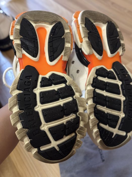 Balenciaga track orang