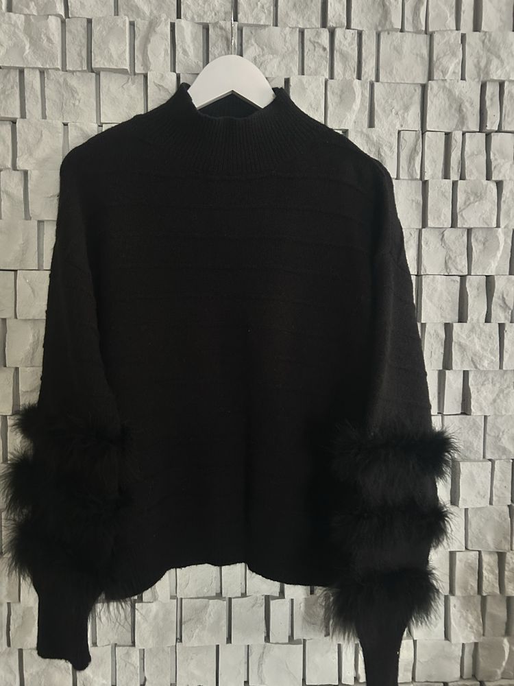 Sweter oversize z piórami