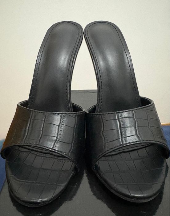 Socas pretas salto alto