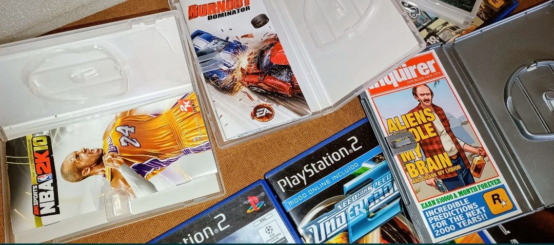Caixas de jogos com manuais vazias na sua maioria PS 2 e PSP