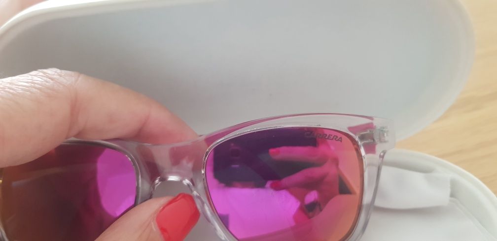 Vendo oculos de sol Carrera, menina, com poucas marcas de uso