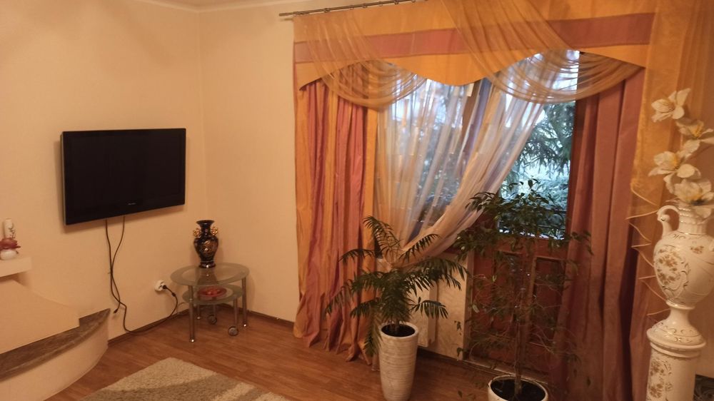 Продаж 6-ти кімнатної квартири у місті Ужгород.