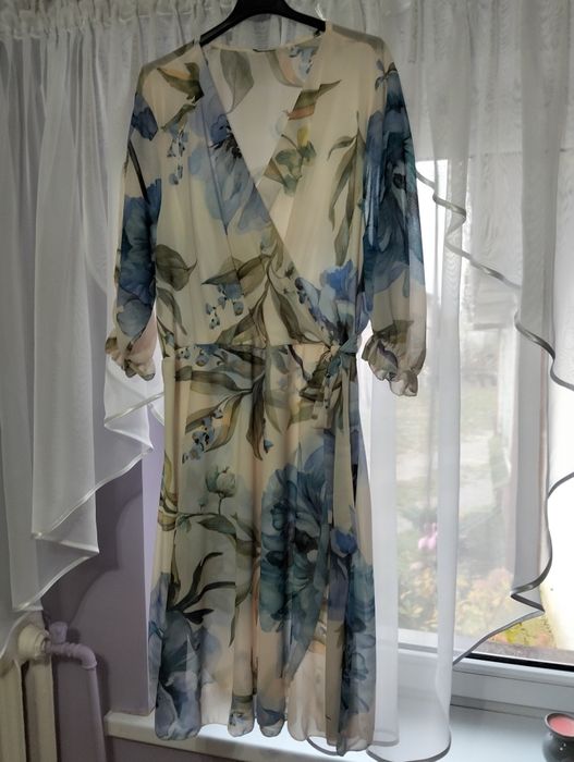 Sukienka w kwiaty plus size 50/52