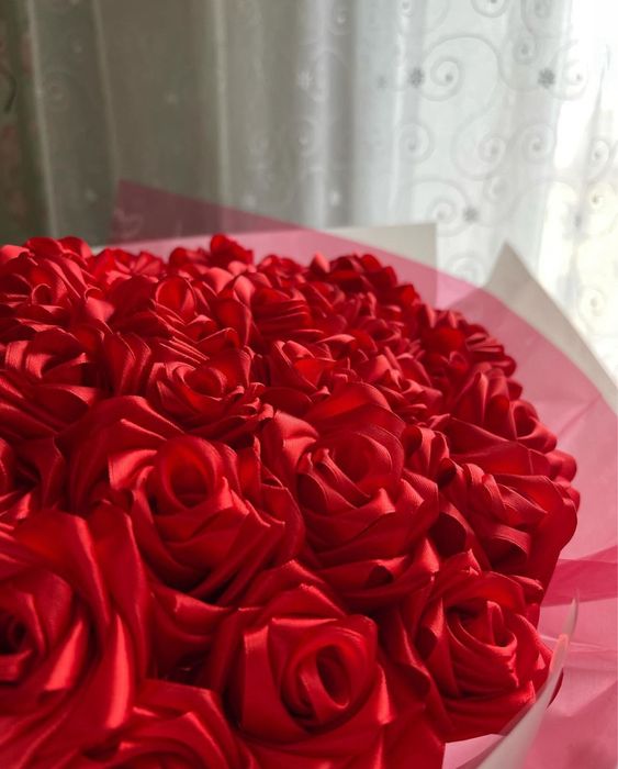 Червоні троянди з атласної стрічки