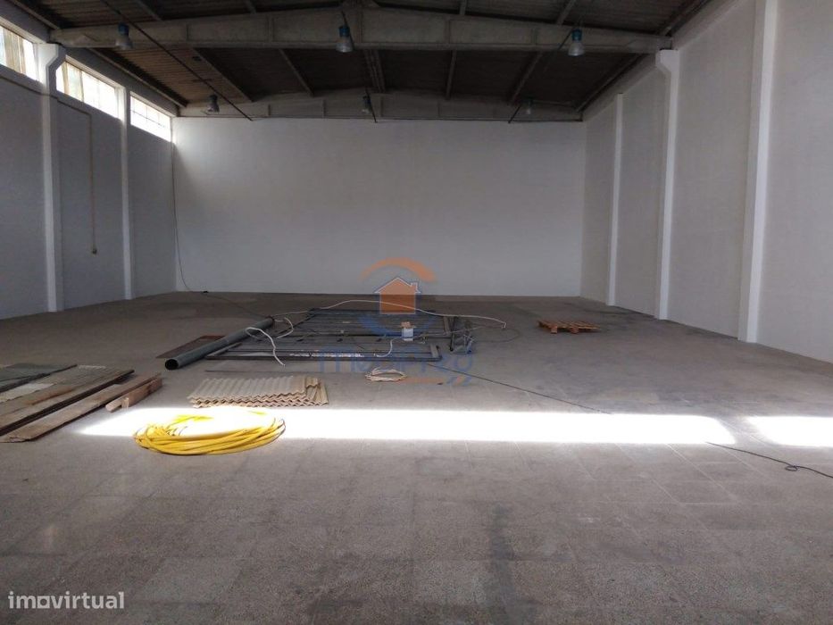 Armazém de 381.60m2 - Montijo