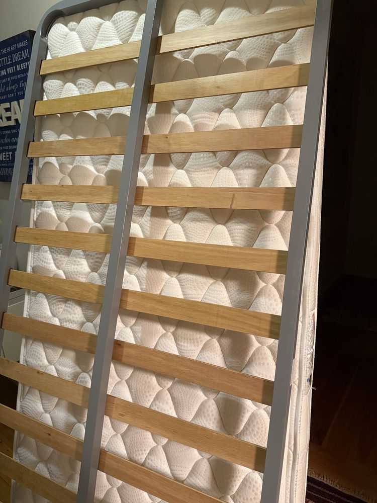 Cama dupla de solteiro 90x200 em pinho, com 2 colchoes e colchas.