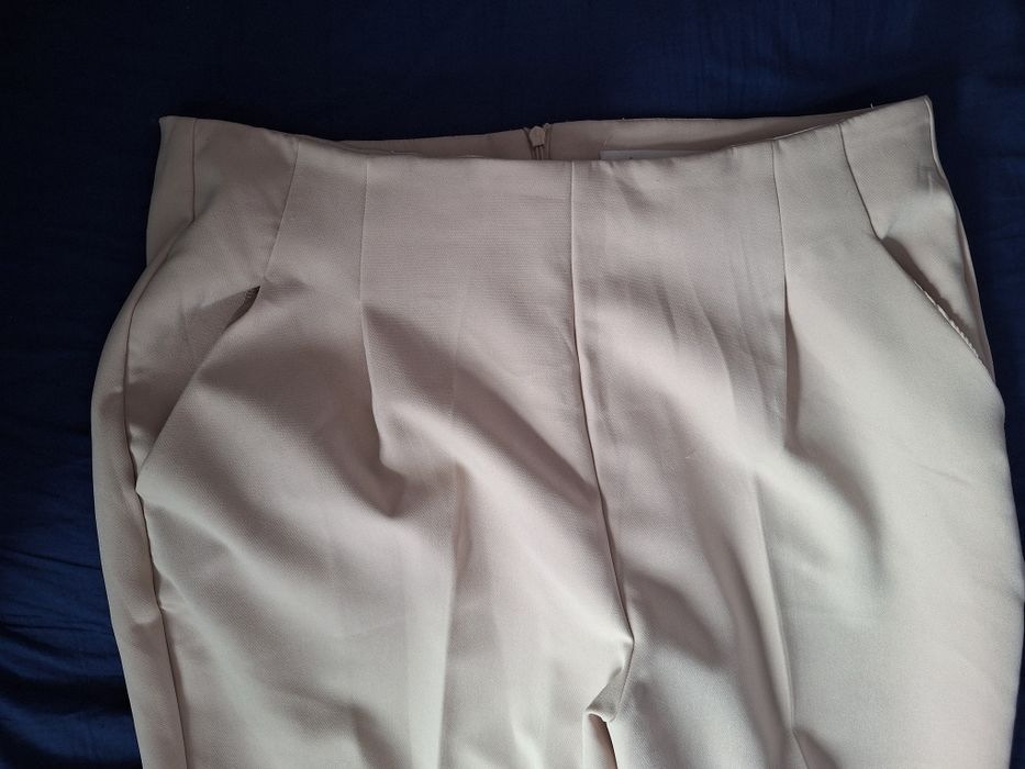 Beżowe spodnie damskie.
