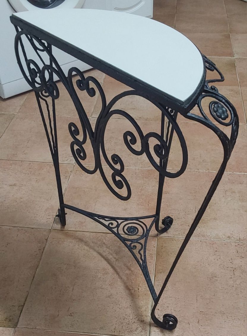 MESA DE APOIO CAMILA, ANTIGA.Casa,Quarto,Sala,Escritório.Hall entrada.