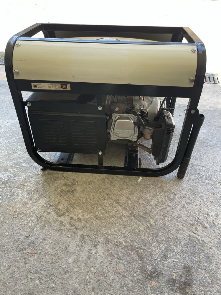 GERADOR Gasolina 6.5HP com 6,5 KWA NOVO corrente 220/380 V silencioso