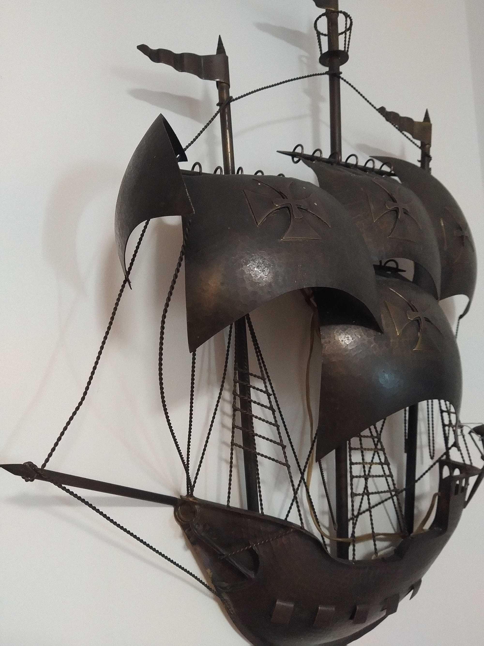 Antigo candeeiro, Caravela Portuguesa. Ferro e metal trabalhado. Arte