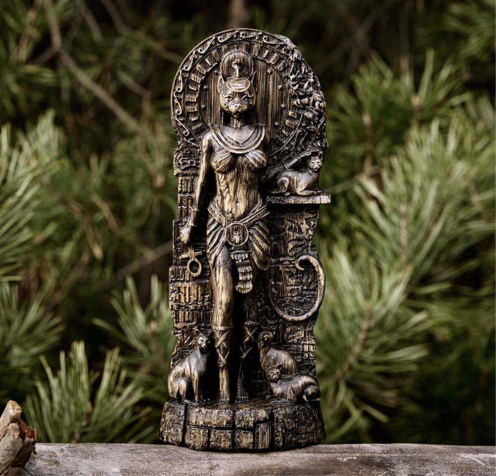 Статуетка з дерева - богиня Бастет .