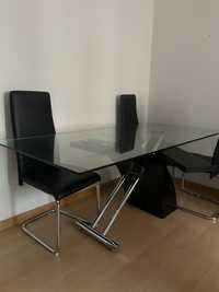 Mesa de vidro juntamente com quatro cadeiras