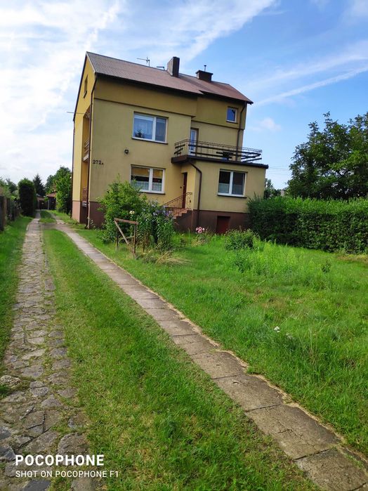 Dom piętrowy, przy trasie 482 Zduńska Wola – Sieradz.