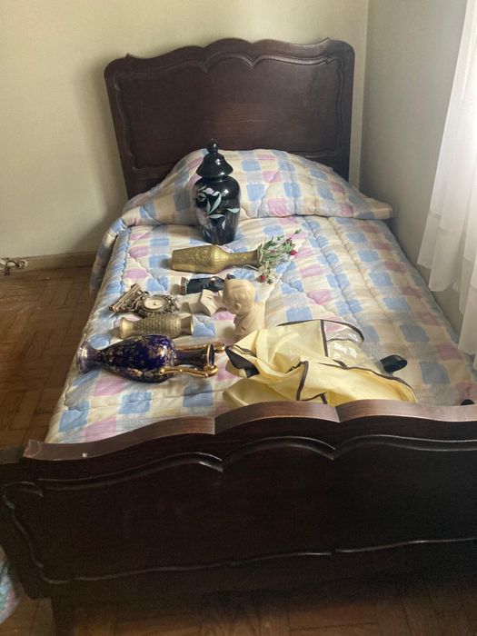 Mobilia de quarto com duas camas de casal